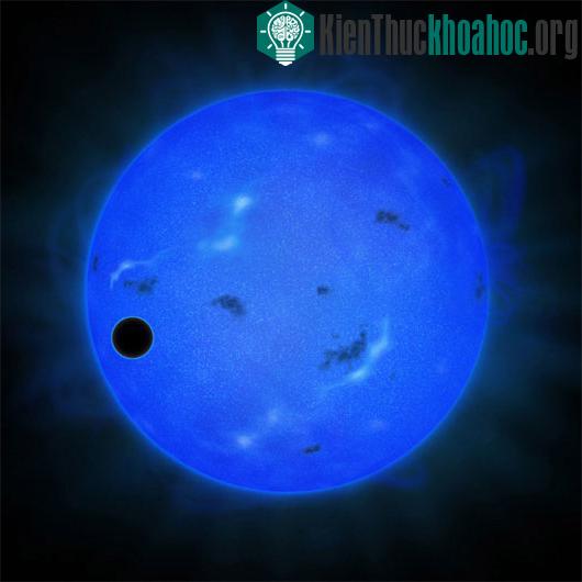 Gliese 1214b đang quay quanh ngôi sao chủ. (Ảnh: Discovery)