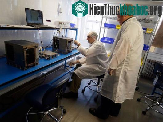 Các nhà khoa học đang nghiên cứu máy in 3D sử dụng trong không gian - (Ảnh: AP)