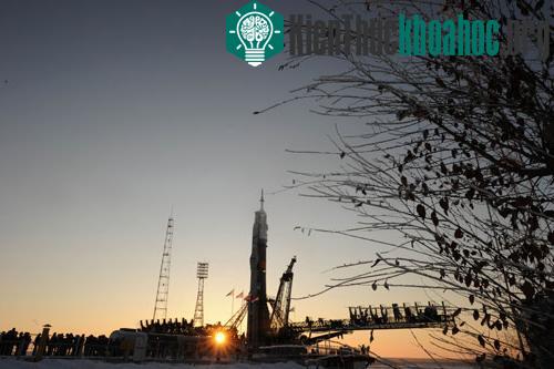 Một con tàu Soyuz của Nga đặt trên tên lửa nằm tại bệ phóng ở Sân bay vũ trụ Baikonur của Nga ở Kazakhstan - (Ảnh: AFP)