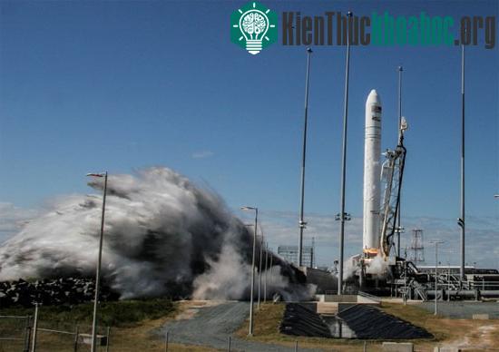Tên lửa đẩy Antares mang theo tàu Cygnus rời bệ phóng tại Virginia - (Ảnh: AFP)