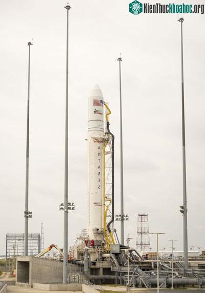 Tên lửa Antares trên bệ phóng tại Virginia để chuẩn bị cho sứ mệnh tàu Cygnus đầu tiên bay đến ISS - (Ảnh: AFP)
