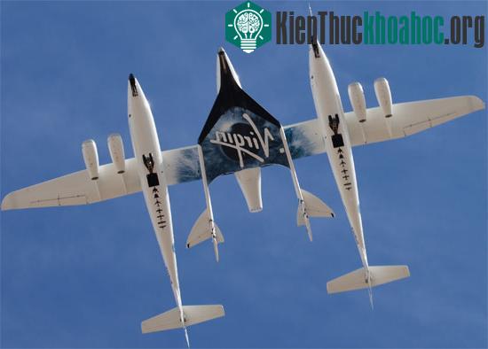 Tàu SpaceShipTwo nhìn từ phía dưới. (Ảnh: Wikimedia Commos)