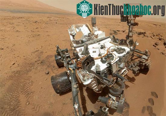 Robot Curiosity di chuyển trên sao Hỏa. (Ảnh: spacesafetymagazine.com)