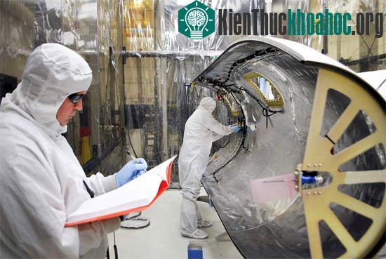 Các chuyên gia chuẩn bị cho việc phóng vệ tinh. (Ảnh: AP)