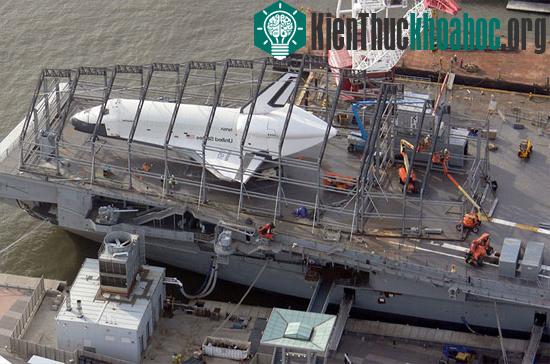 Tàu con thoi Enterprise được bảo vệ ở Bảo tàng Biển, Hàng không và Vũ trụ Intrepid. (Ảnh: Space)