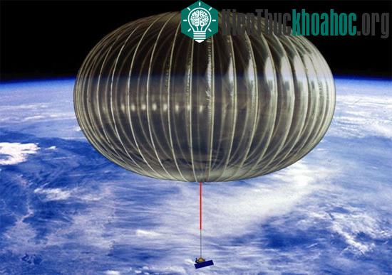 Hình mô phỏng bóng bay khổng lồ kèm theo vệ tinh nhằm giảm chi phí. (Ảnh: NASA/Columbia Scientific Balloon Facility)