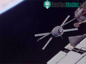 Tàu Albert Einstein kết nối vào module Zvezda trên ISS - (Ảnh: NASA)