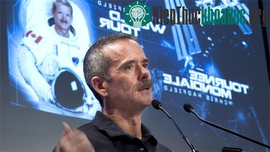 Ông Chris Hadfield