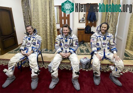 Ba nhà du hành được chào đón sau khi hạ cánh xuống Kazakhstan. (Ảnh:&nbsp;aljazeera.com)