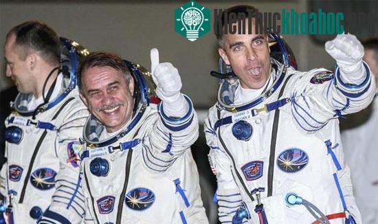 Phi hành gia Nga Pavel Vinogradov (giữa). (Ảnh: Reuters)