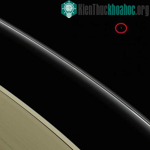 Chấm xanh nhỏ ở gần góc trái bên trên chính là Thiên Vương tinh - (Ảnh: NASA)