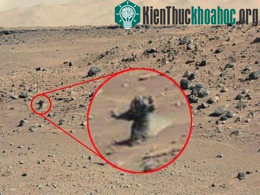 "Hình người" trên bề mặt sao Hỏa được tàu Curiosity gửi về Trái Đất. (Ảnh: NASA)