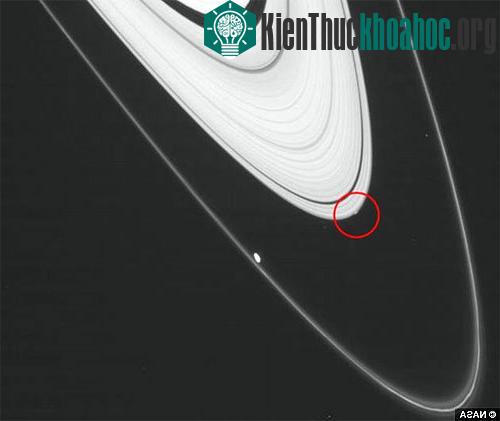 Dấu chấm nhỏ sáng màu trong hình được cho là mặt trăng sơ sinh - (Ảnh: NASA)