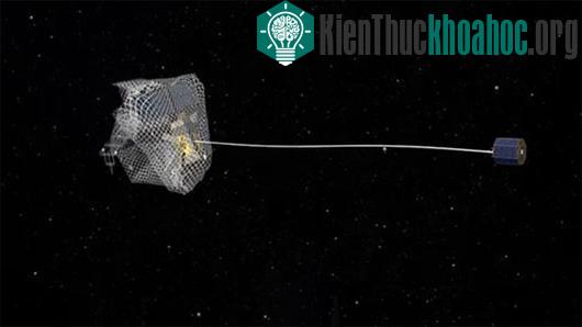 Viễn cảnh sứ mệnh e.DeOrbit với lưới quăng - (Ảnh: ESA)
