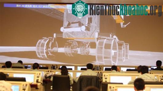 Trung tâm kiểm soát vũ trụ Bắc Kinh đang điều khiển robot Thỏ Ngọc trên mặt trăng từ khoảng cách 380.000km. (Ảnh: people.com.cn)