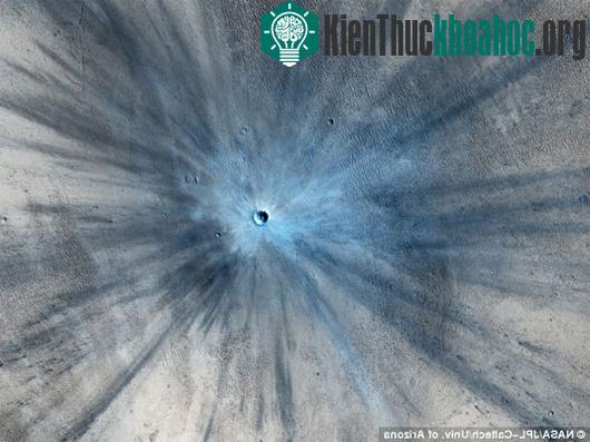 Miệng hố mới xuất hiện trên bề mặt hành tinh Đỏ. (Ảnh: NASA)