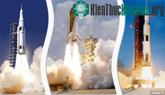 Tên lửa Saturn được sử dụng trước đây của NASA (trái), tàu con thoi (giữa) và phiên bản cỡ nhỏ của SLS (phải)