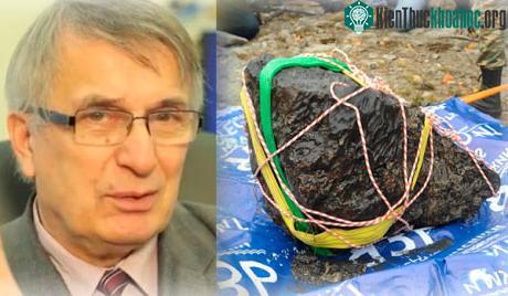 Phó Giáo sư Victor Grokhovsky và mảnh thiên thạch lớn nhất được tìm thấy tại Chelyabinsk. (Ảnh: The Voice Of Russia)