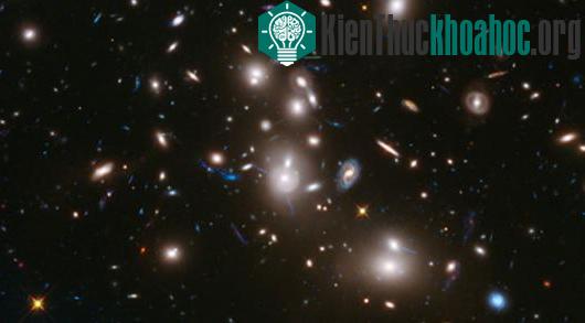 Kính viễn vọng Hubble chụp được hình ảnh của cụm thiên hà khổng lồ Abell 2744, cho thấy một số các thiên hà mờ nhạt và trẻ nhất từng được phát hiện trong không gian - (Ảnh: AP)