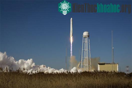Tên lửa Antares mang theo tàu chở hàng không người lái Cygnus được phóng đi từ Wallops, bang Virginia. (Ảnh: Reuters)