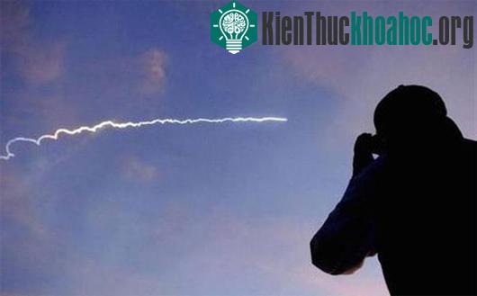 Tên lửa mang theo vệ tinh tí hon được phóng lên quỹ đạo - (Ảnh: Reuters)