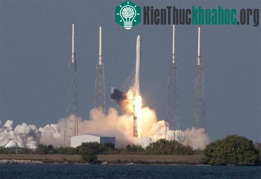 Một đợt phóng tên lửa Falcon 9 từ Căn cứ Không quân Cape Canaveral ở Florida (Mỹ) - (Ảnh: Reuters)
