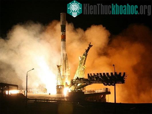 Tên lửa đẩy Soyuz-U mang theo tàu vận tải Tiến bộ M-21M lên ISS. (Nguồn: spaceflight101.com)