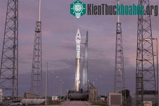 Tên lửa Atlas V 401 mang theo tàu thăm dò MAVEN tại trạm phóng của không quân Mỹ tại mũi Canaveral, bang Florida. (Ảnh: NASA)