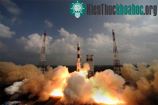 Tàu Mars Orbiter Mission được tên lửa đẩy PSLV-C25 đưa vào không gian hôm 5/11 từ Trung tâm vũ trụ Sriharikota ở vịnh Bengal (Ấn Độ) - (Ảnh: AFP)