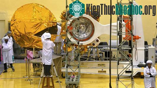 Các chuyên gia Ấn Độ hoàn tất công đoạn chuẩn bị tàu không gian Mangalyaan - (Ảnh: Reuters)