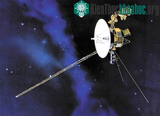 Hình minh họa phi thuyền Voyager 1. Nó đang bay ra khỏi hệ Mặt Trời với vận tốc 17km/s.