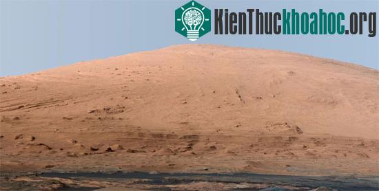 Ngọn núi Aeolis Mons cao gần 5.486m trên sao Hỏa.