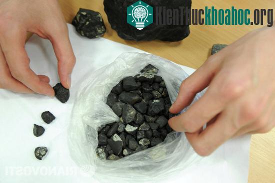 Hơn 100 mảnh vụn thiên thạch đã được tìm thấy, trong đó mảnh lớn nhất nặng tới hơn 1kg.
