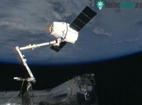 Tàu Dragon kết nối với ISS phía trên miền bắc Ukraina hôm 3/3. (Ảnh: NASA)