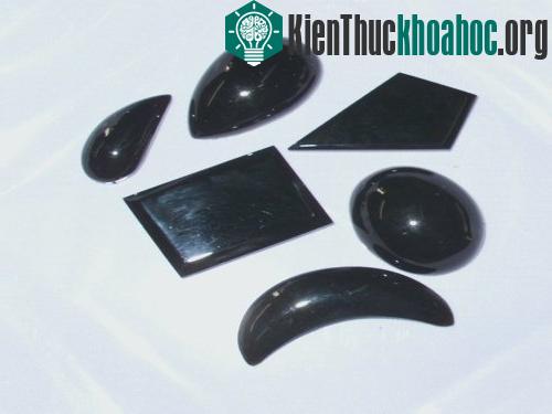 Những viên đá tectit này là mảnh vỡ của thiên thạch được tìm thấy nhiều ở nước ta