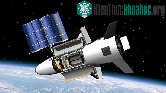 Hình đồ họa mô phỏng phi thuyền X-37B khi hoạt động trong không gian - (Ảnh: EPA)