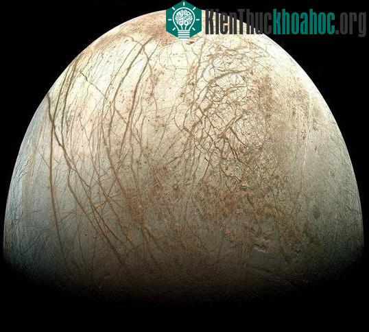 Bề mặt đầy băng của Mặt trăng Europa.