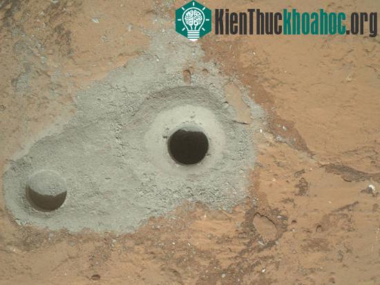 Lỗ khoan thăm dò trên bề mặt sao Hỏa do Curiosity thực hiện.