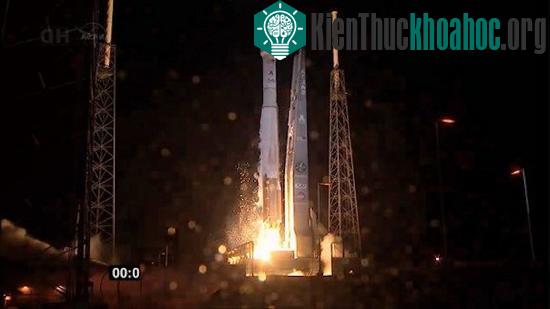 Tên lửa đẩy Atlas 5 mang vệ tinh TDRS-K rời bệ phóng ở Trung tâm vũ trụ Cape Canaveral, Florida - (Ảnh: Space)