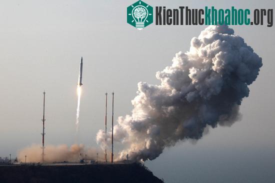 Tên lửa Naro-1 rời bệ phóng tại Trung tâm Vũ trụ Naro - (Ảnh: AFP)