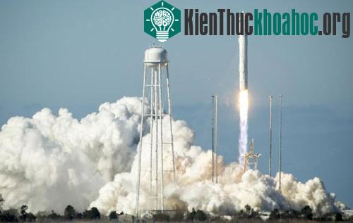 Tên lửa Antares rời bệ phóng ở đảo Wallops hôm 21/4 qua - (Ảnh: NASA)