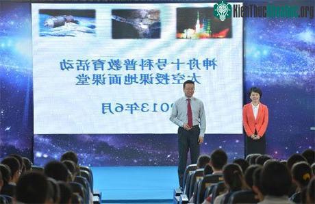 Khoảng 330 học sinh và giáo viên Trung Quốc chờ đợi bài giảng của Vương Á Bình tại một trường phổ thông trung học tại thành phố Bắc Kinh hôm 20/6. (Ảnh: Tân Hoa Xã)