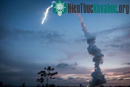 Tàu Albert Einstein rời bệ phóng và bay vút vào vũ trụ hôm 5/6 - (Ảnh: AFP)