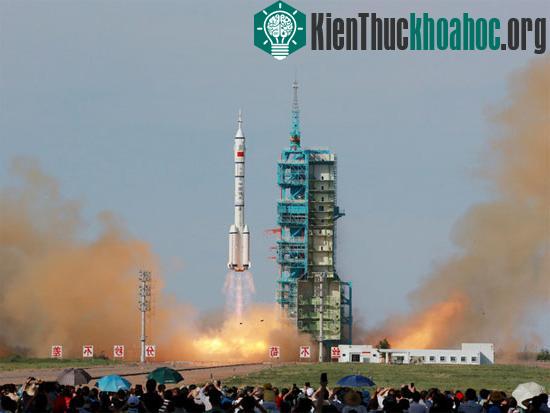 Thần Châu 10 rời bệ phóng lúc 17h38 hôm 11/6. (Ảnh: Tân Hoa Xã)
