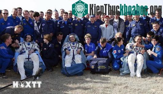 Lễ đón các nhà du hành sau khi tàu Soyuz TMA-11 hạ cánh. (Ảnh: AFPTTXVN)