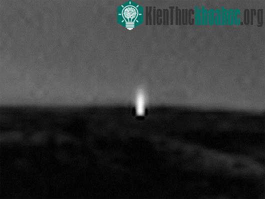Đốm sáng bí ẩn được phát hiện trên sao Hỏa nhìn từ xa. (Nguồn: NASA)