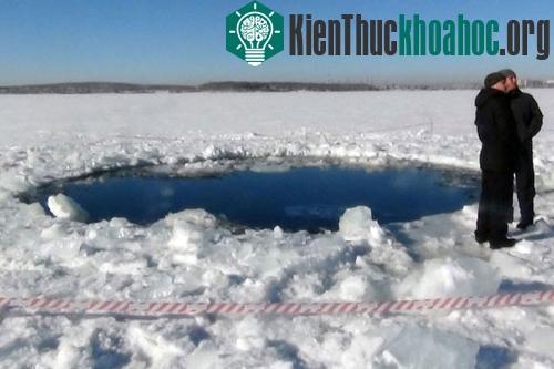 Hố lớn trên băng do mảnh vỡ của thiên thạch Chelyabinsk tạo ra trên hồ Chebarkul.