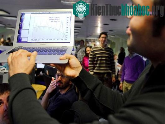 Các nhà khoa học CERN vui mừng sau khi tiến hành thành công việc tái hiện các trạng thái gần giống với vụ nổ "Big Bang" hồi tháng 3/2010. (Ảnh: AFP/TTXVN)