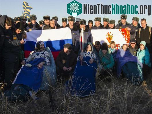Ba phi hành gia của tàu Soyuz TMA-09M là Karen Nyberg (trái), Fyodor Yurchikhin (giữa) và Luca Parmitano - (Ảnh: AFP)