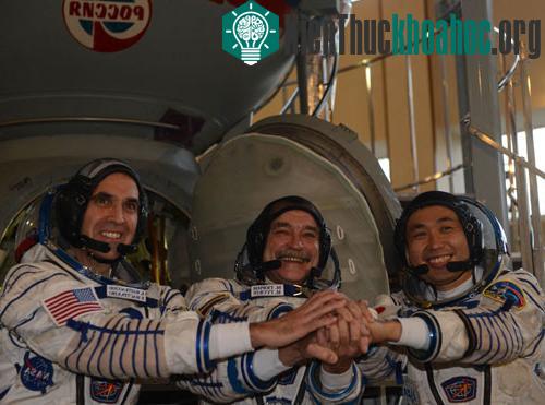 Ba phi hành gia thuộc tàu Soyuz TMA-11M sắp được đưa lên ISS gồm (trái sang): Koichi Wakata, Mikhail Tyurin và Rick Mastracchio - (Ảnh: AFP)